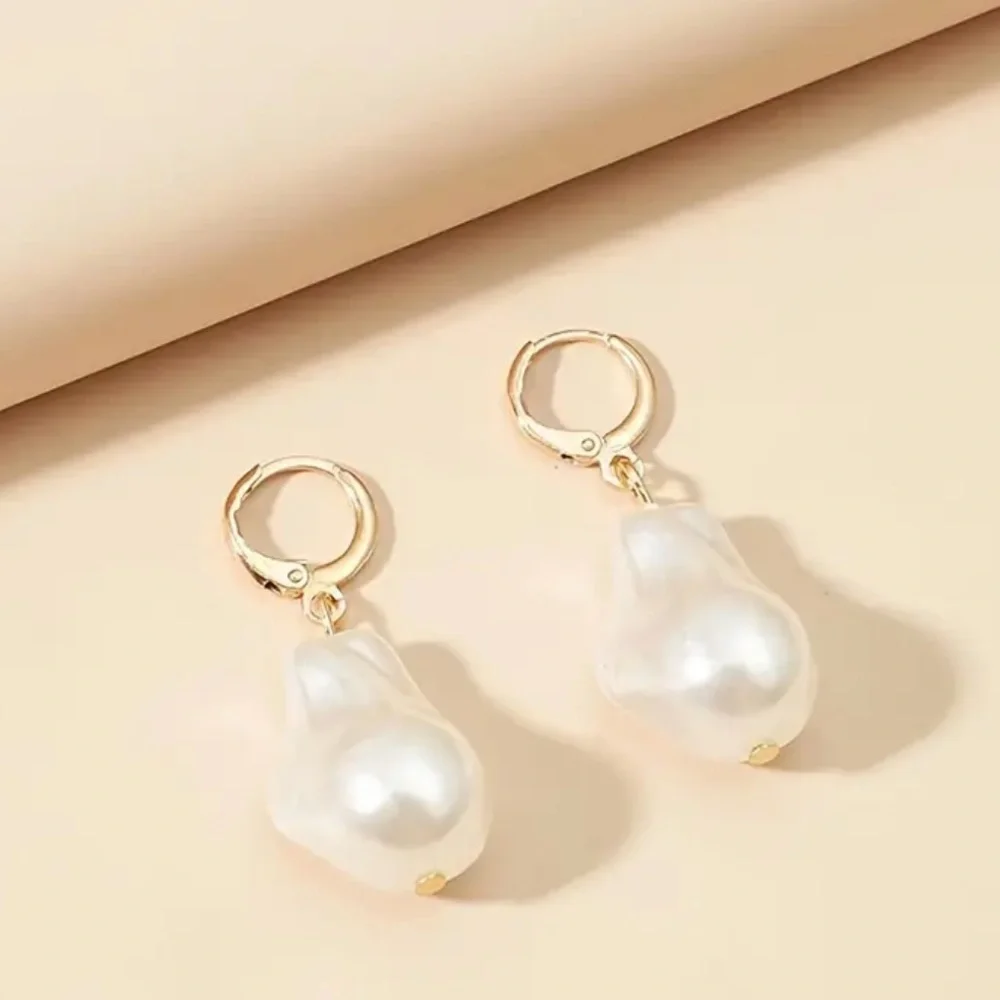 NWOT Veda Baroque Pearl Drop Earrings